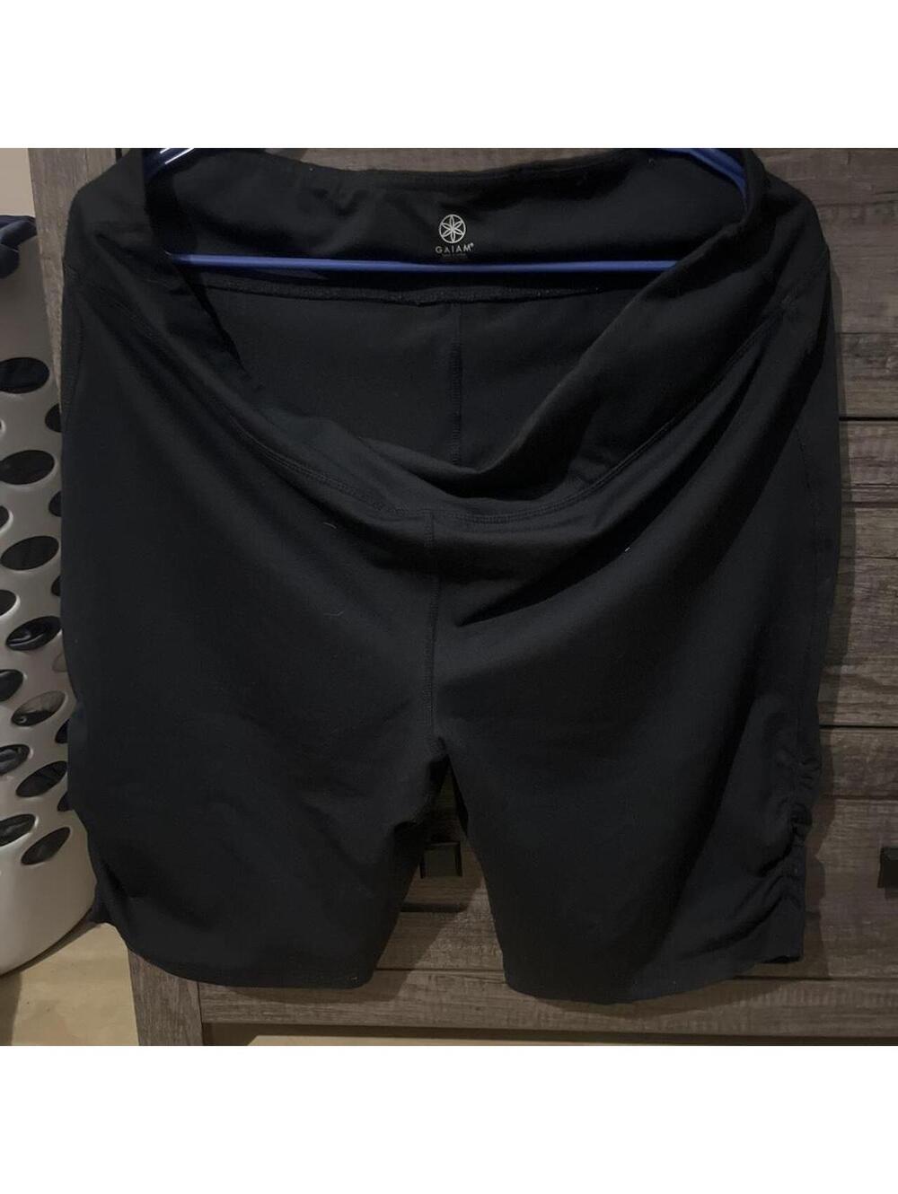 Aritzia Women's Black and Navy Shorts